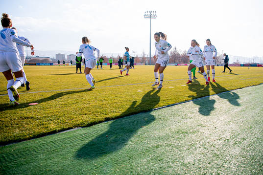 Emilie Bosshard Haavi and players of Norway warm up