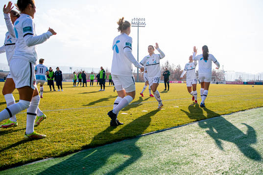 Emilie Bosshard Haavi and players of Norway warm up