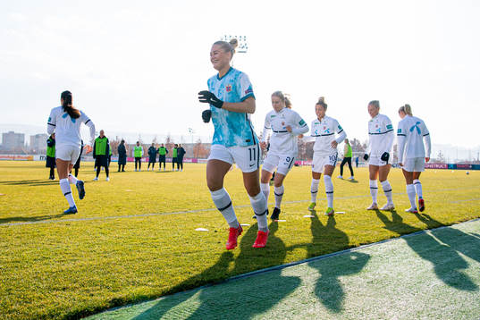 Lisa-Marie Karlseng Utland and players of Norway warm up