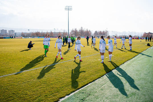 Players of Norway warm up