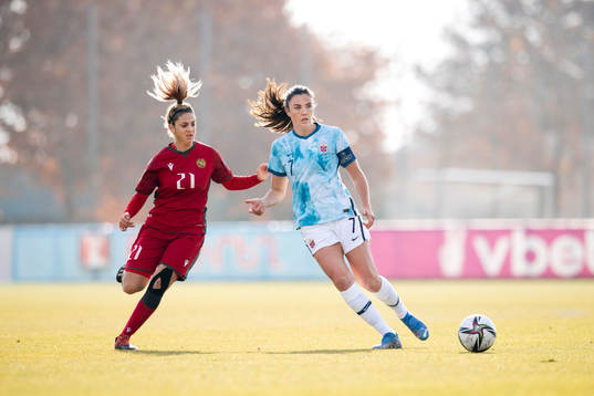 Mariam Petrosyan of Armenia and Ingrid Syrstad Engen of