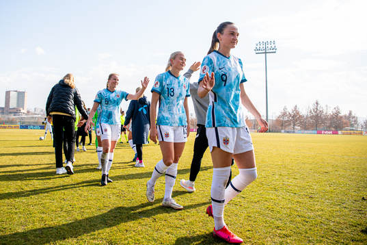 Guro Bergsvand and Vilde Hasund of Norway