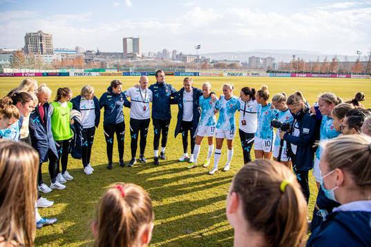 Martin Sjögren, head coach of Norway, talks to players and