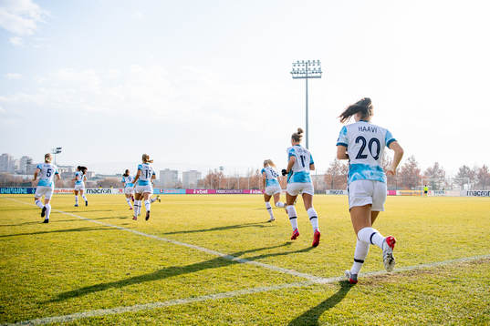 Emilie Bosshard Haavi and the players of Norway enter the