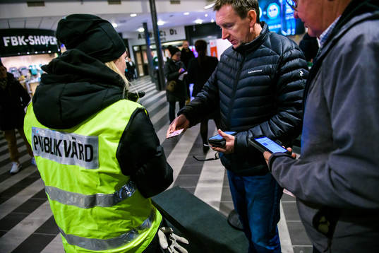 En besökare får sitt vaccinationspass scannat