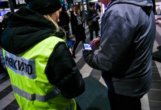 En besökare får sitt vaccinationspass scannat