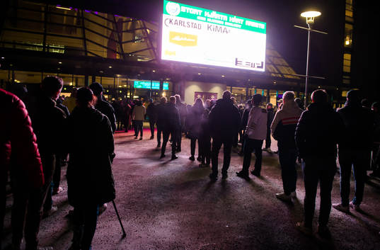 Kö utanför Löfbergs Arena