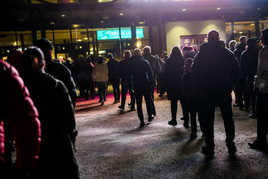 Kö utanför Löfbergs Arena