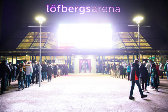 Kö utanför Löfbergs Arena