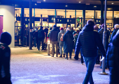 Kö utanför Löfbergs Arena