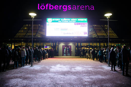 Kö utanför Löfbergs Arena