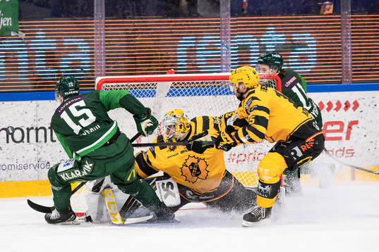 Färjestads Gustav Rydahl och Skellefteås målvakt Strauss