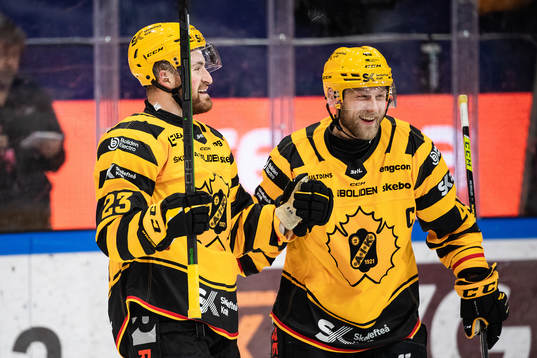 Skellefteås Adam Mascherin och Oscar Möller jublar