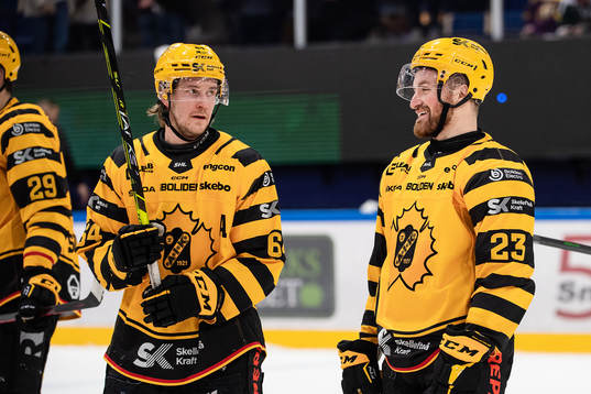 Skellefteås Jonathan Pudas och Adam Mascherin jublar