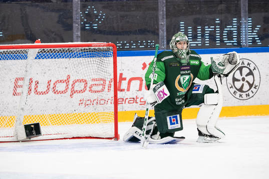 Färjestads målvakt Henrik Haukeland deppar