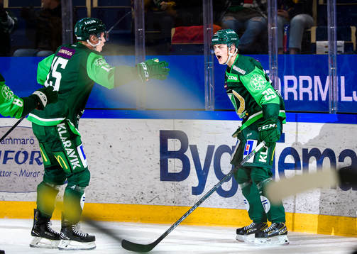 Färjestads Gustav Rydahl och Lucas Forsell jublar