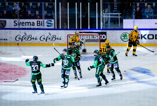 Färjestads Albert Johansson och Gustav Rydahl jublar