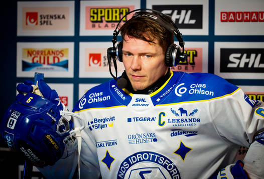 Leksands Patrik Zackrisson blir intervjuad i paus