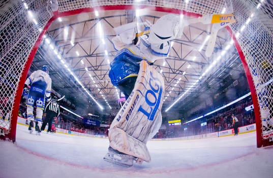 Leksands målvakt Kasimir Kaskisuo slår av klubben