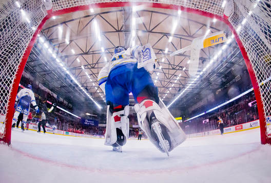 Leksands målvakt Kasimir Kaskisuo slår av klubben