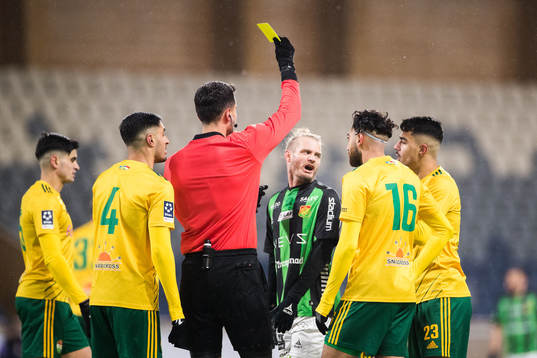 GAIS Jonas Lindberg tilldelas ett gult kort