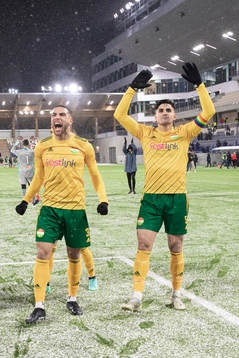 Dalkurds Alex Simovski och Dillan Ismail jublar