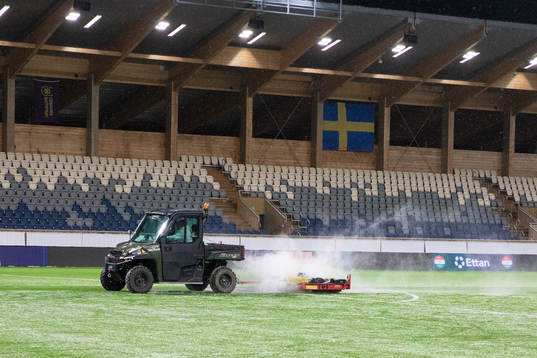 Underhåll av konstgräset i pausen av kvalet till