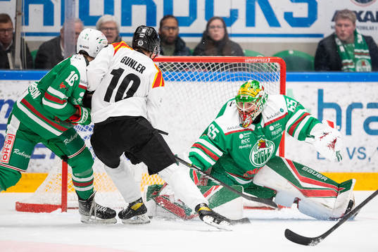 Brynäs Noel Gunler och Rögles målvakt Christoffer Rifalk
