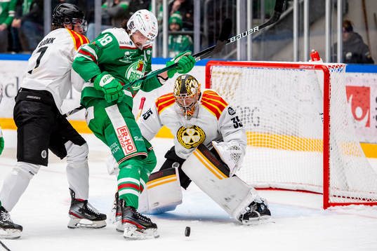 Brynäs Marcus Björk och Rögles Dennis Everberg framför