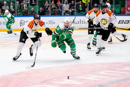 Brynäs Oskar Kvist  och Rögles Brady Ferguson
