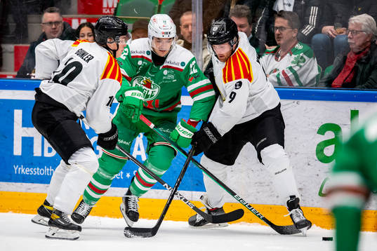 Brynäs Noel Gunler  och Anton Mylläri  ikamp med Rögles
