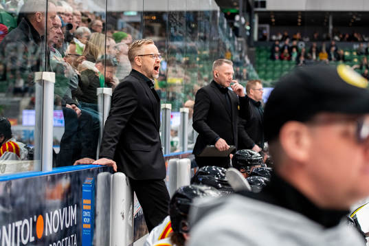 Brynäs tränare Mikko Manner reagerar