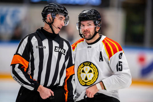 Domare Linus Öhlund och Brynäs Simon Bertilsson