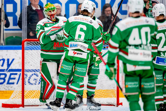 Rögles målvakt Christoffer Rifalk jublar