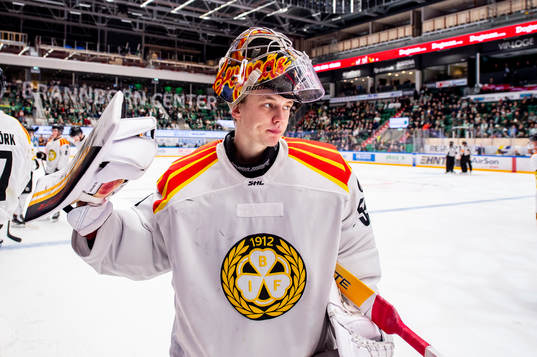 Brynäs målvakt Veini Vehviläinen deppar