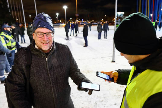 Correns reporter Per Bergsten visar upp vaccinationsbevis