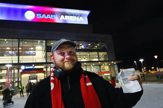 Besökare Filip Fyhr med vaccinationsbevis utanför SAAB