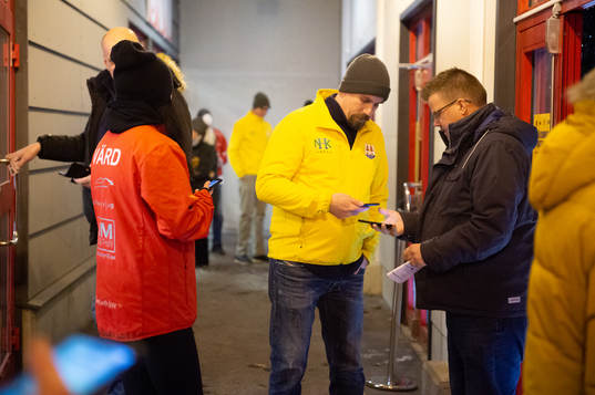 En besökare får sitt vacciantionspass scannat