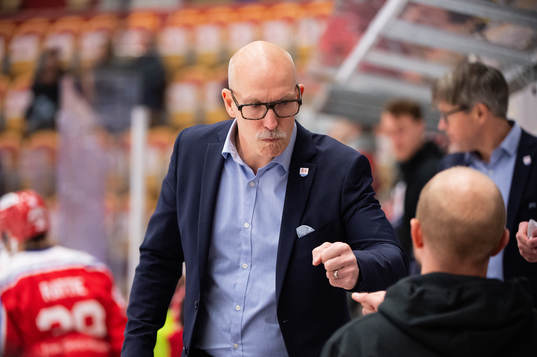Timrås tränare Fredrik Andersson jublar