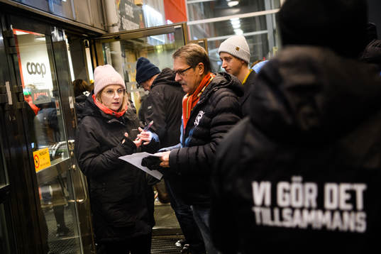 Vaccinationsbevis kontrolleras