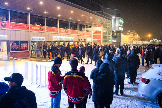 Lång kö utanför Coop Norrbotten arena när