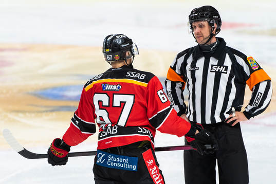Luleås Linus Omark och domare Patric Bjälkander
