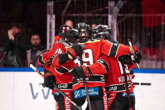 Luleås Juhani Tyrväinen jublar