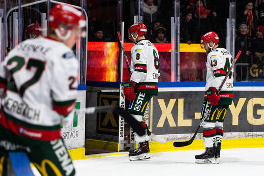Frölundas spelare deppar och lämnar isen