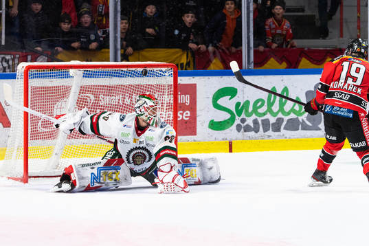 Luleås Konstantin Komarek sätter straff bakom Frölundas
