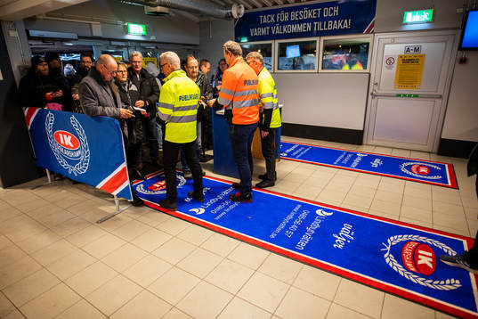 Publikvärdar på Be-Ge Hockey Center skannar covidbevis