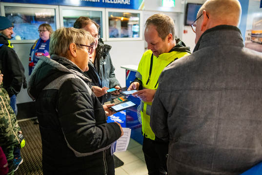 Publikvärdar på Be-Ge Hockey Center skannar covidbevis