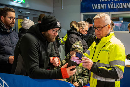 Publikvärdar på Be-Ge Hockey Center skannar covidbevis
