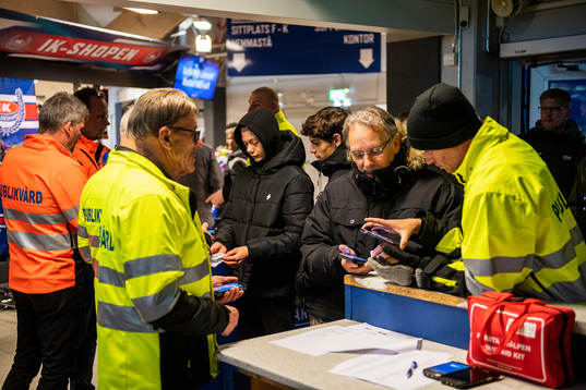 Publikvärdar på Be-Ge Hockey Center skannar covidbevis