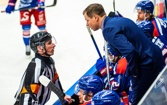 Domare Christoffer Holm och Oskarshamns tränare Martin
